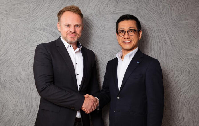 UAB_VEIKA_CEO_Aleksey_Etin_Roland_DG_Corporation_President_Kohei_Tanabe Wallpaper